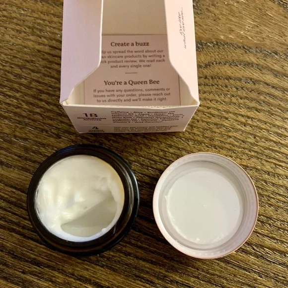 🛍NEW in Box Fleur & Bee bundle..hydrating serum & eye cream. - Picture 5 of 16